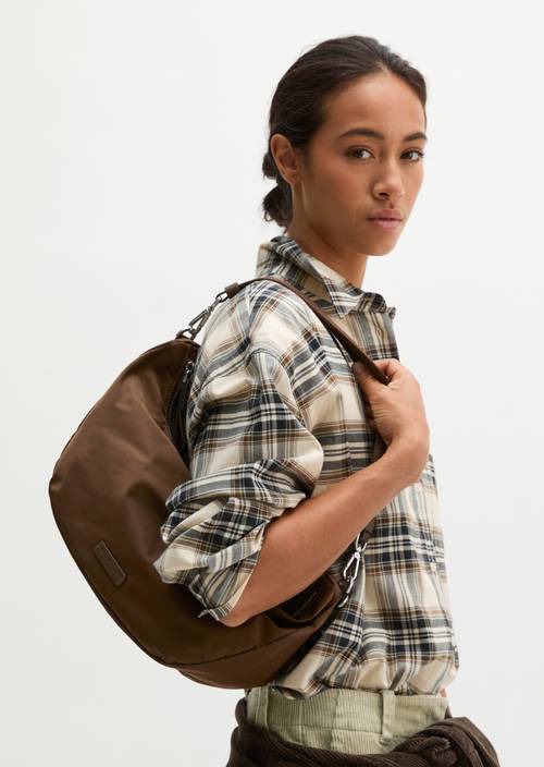Schoudertas model Elina small Dark Walnut gedragen door model