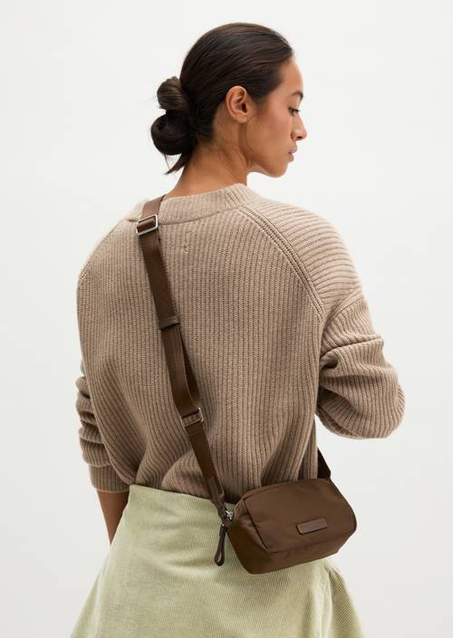 Crossbody Bag xs Model Elsy Dark Walnut getragen am Model