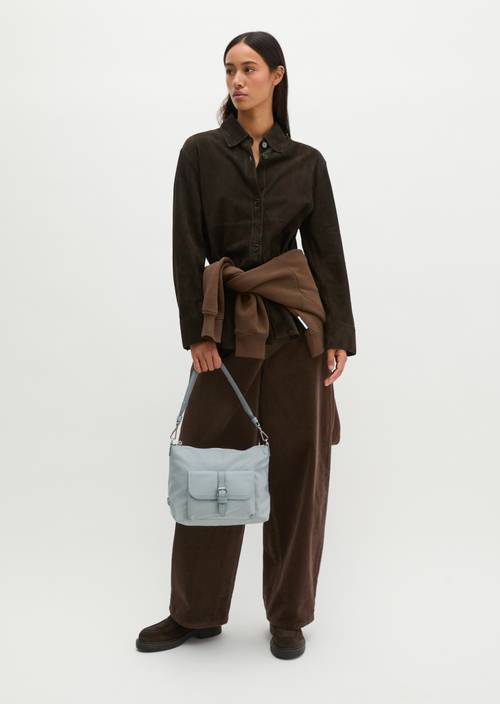 Hobo Bag Model Caren Glacial Blue getragen am Model