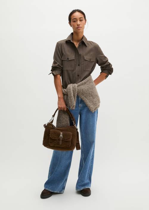 Umhängetasche Model Caren small Dark Walnut getragen am Model