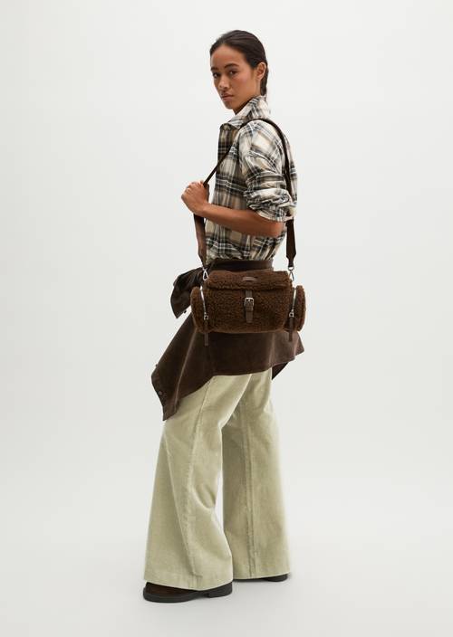 Camera Bag Model Carmen Dark Walnut getragen am Model