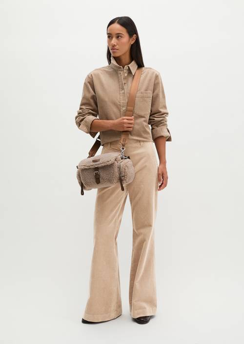 Camera Bag Model Carmen Earthy Taupe getragen am Model