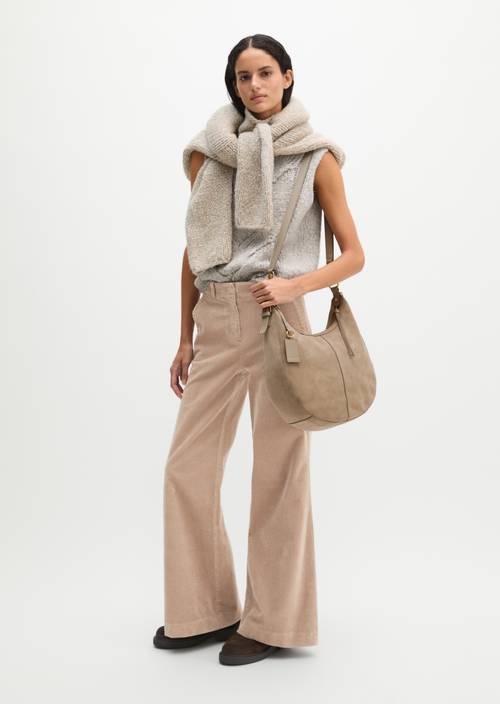 Schoudertas model Philine medium Earthy Taupe gedragen door model