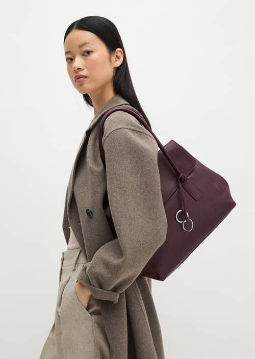Shopper Model Gaby large Black Cherry getragen am Model