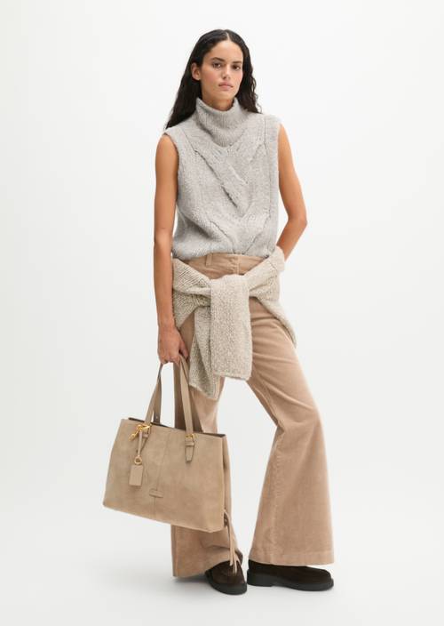 Sac cabas modèle Phillis Earthy Taupe porté sur le mannequin