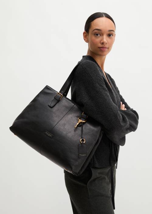 Sac cabas modèle Phillis Black porté sur le mannequin