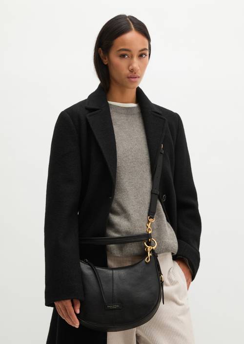 Schultertasche Model Pernille small Black getragen am Model