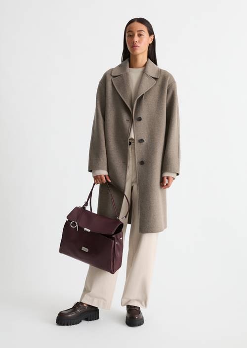 Handtasche Model Goldy Black Cherry getragen am Model