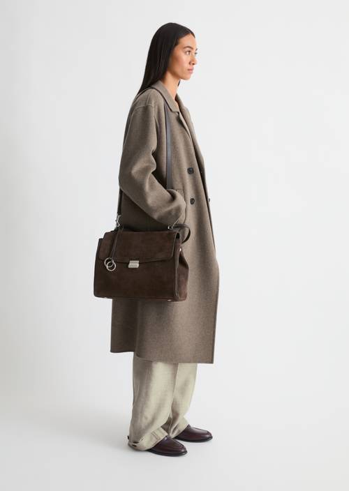 Sac à main modèle Goldy Burnt Coffee porté sur le mannequin