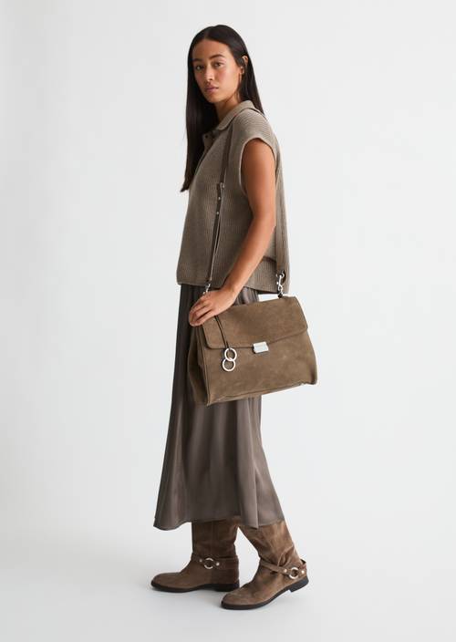 Handtas model Goldy Faded Brown gedragen door model