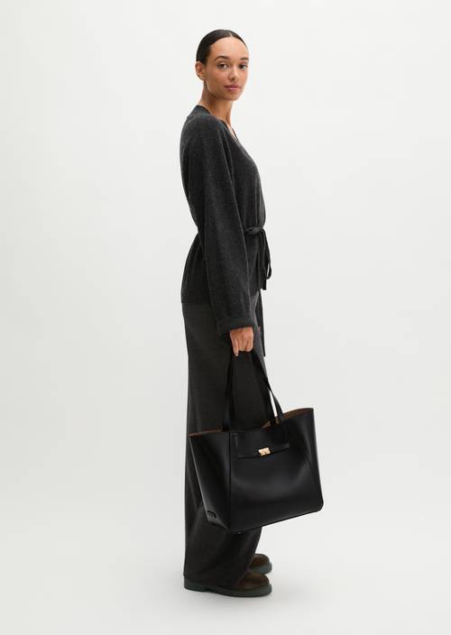 Tessa Tote Bag Black worn on model