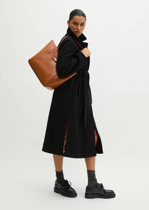 Tessa Tote Bag Classy Camel worn on model