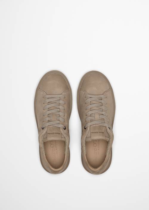 Model sneakersów Cora z podeszwą Cup Dark Earth w widoku z góry