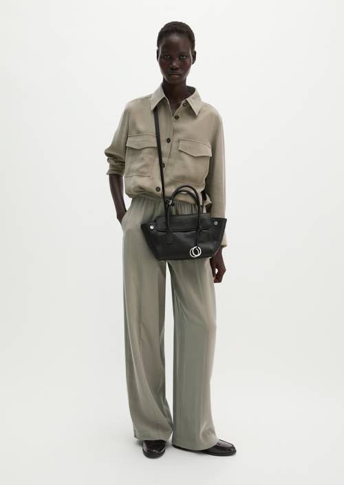 Shopper Model Gitty small Black getragen am Model