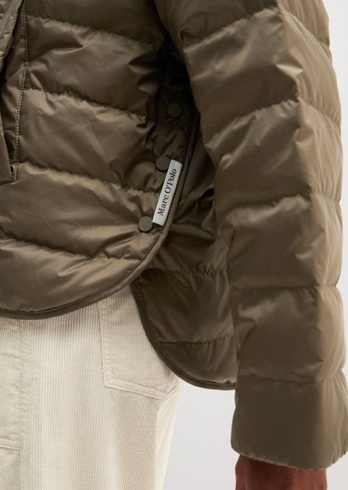 Veste matelassée en duvet avec capuche relaxed Milky Brown en vue détaillée