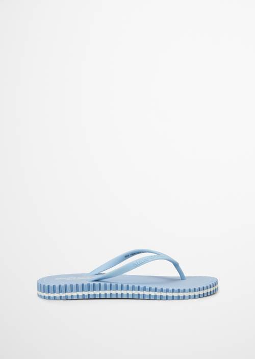 Toe separator model Sandy Light Blue right shoe outer view