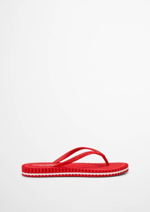 Toe separator model Sandy Bright Red right shoe outer view