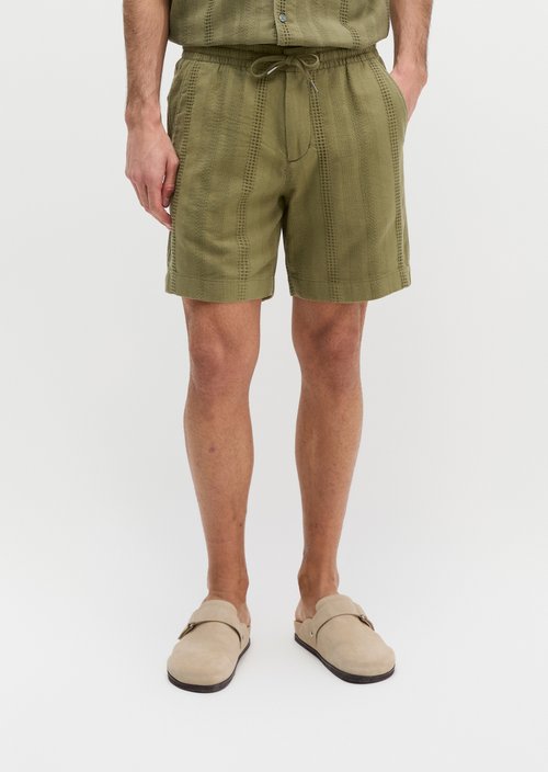Shorts model Arik Jogger — Fresh Seaweed