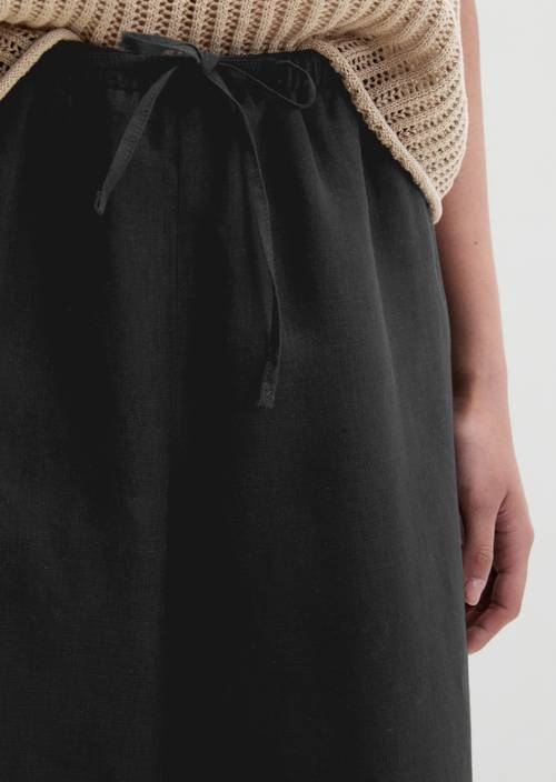 Straight linen trousers Black in detail view