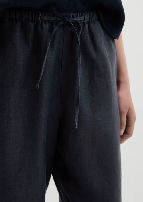 Straight linen trousers Deep Night Blue in detail view