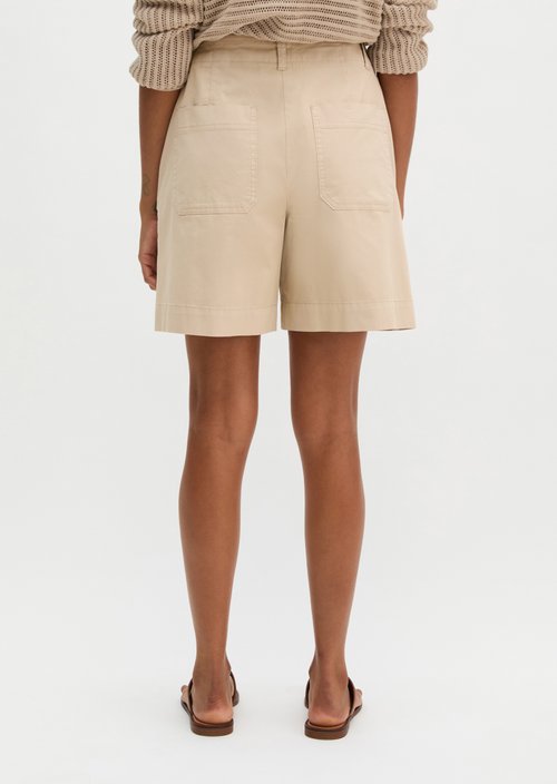 Chino shorts model Lande wide — Sandpaper (alternate view)