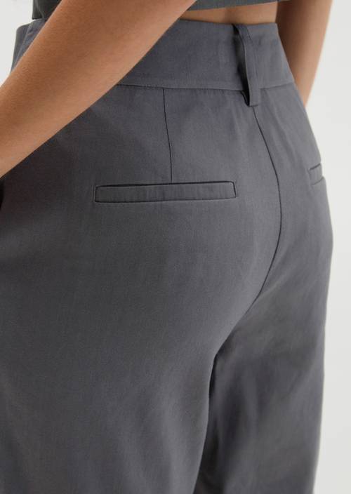 Chino flared Oxide Grey en vue détaillée