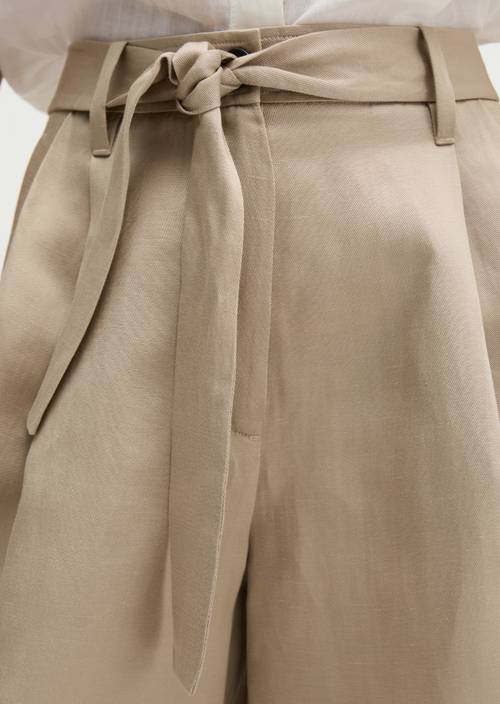 Pleated shorts tailored Sandpaper in detail view
