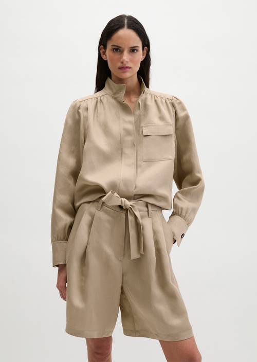 Loose stand-up collar jacket Sandpaper in front view