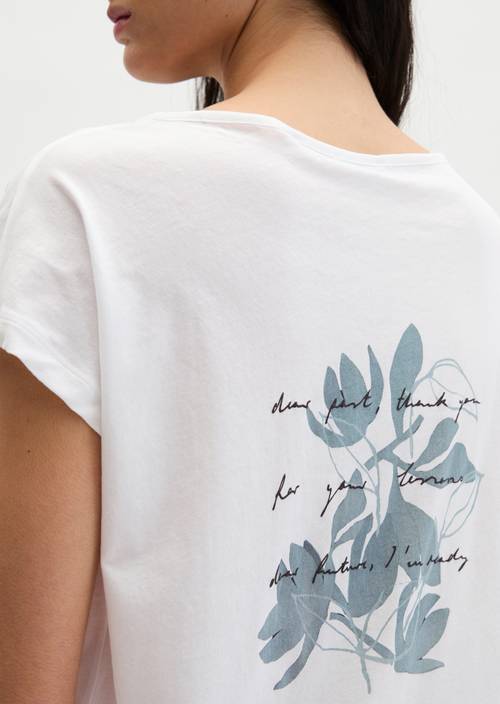 Volné tričko s potiskem White v detailním pohledu