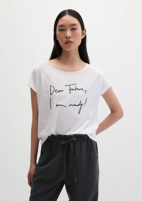 Volné tričko s potiskem White v předním pohledu