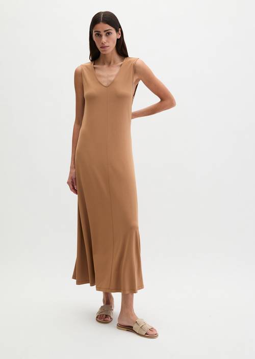 Vestido de punto con cuello en V Burnt Brown en vista frontal