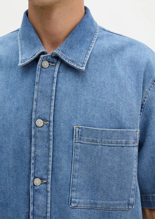 Kurzarm-Jeanshemd regular Medium Blue in Detailansicht