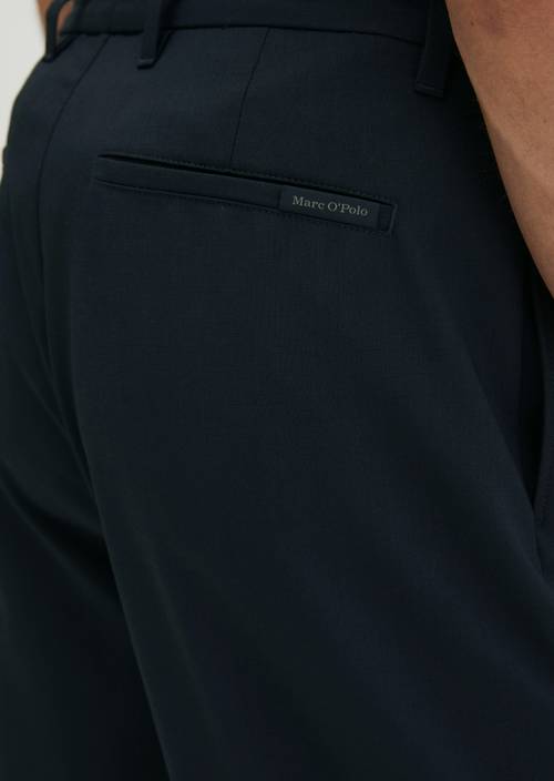 Hose Model Mossbo DFB Travel Collection Deep Night Blue in Detailansicht