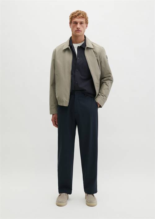 Hose Model Mossbo DFB Travel Collection Deep Night Blue in Frontalansicht