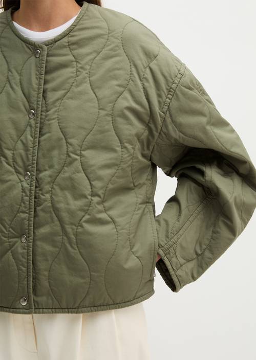 Baumwoll-Steppjacke relaxed Pure Sage in Detailansicht