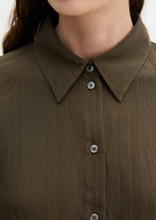 Relaxte crinkle blouse met korte mouwen Dark Brown in detailaanzicht
