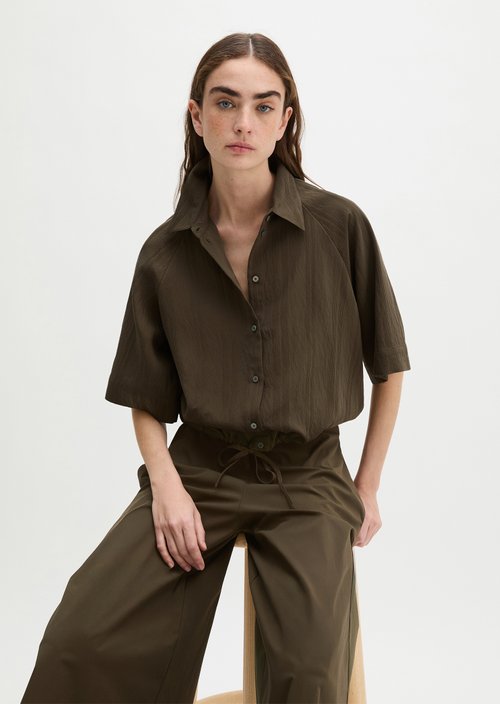 Relaxed short-sleeved crinkle blouse — Dark Brown