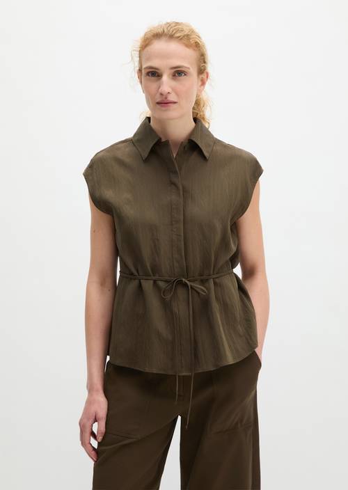 Ärmellose Crinkle-Bluse regular Dark Brown in Frontalansicht