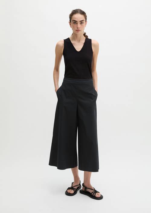 Slim-Fit V-Neck Top Black in front view