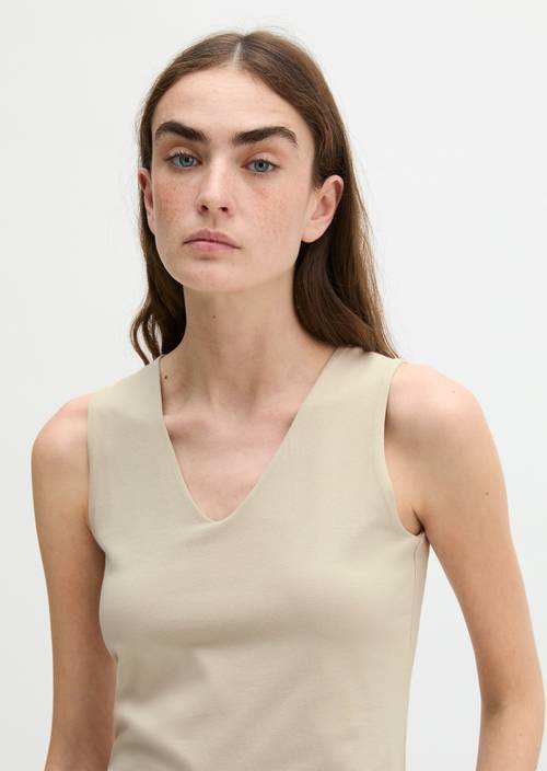 Slim-Fit V-Neck Top Linen Beige in front view