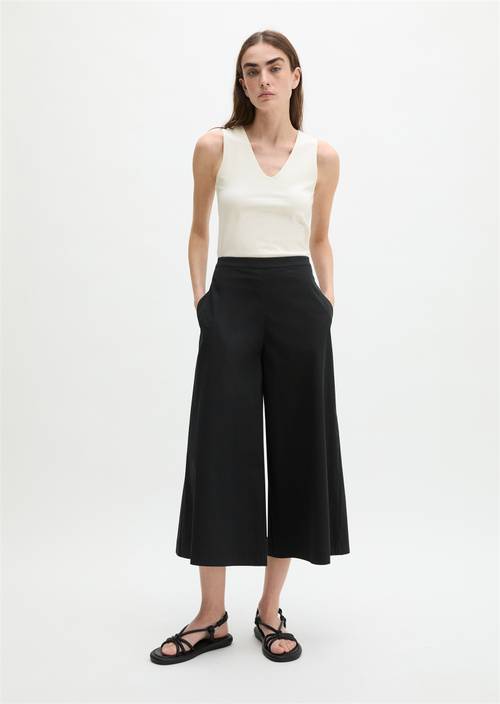 Slim-Fit V-Neck Top White Cotton in front view