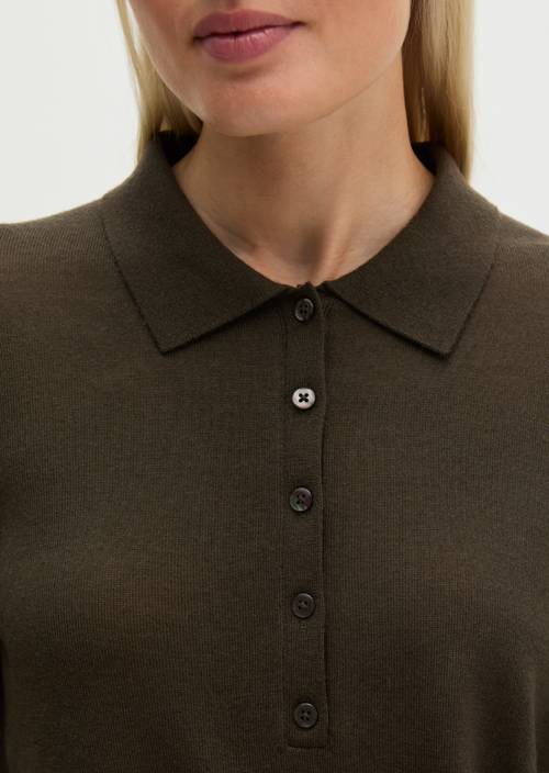 Regular fine knit polo shirt Mossy Earth in detail view