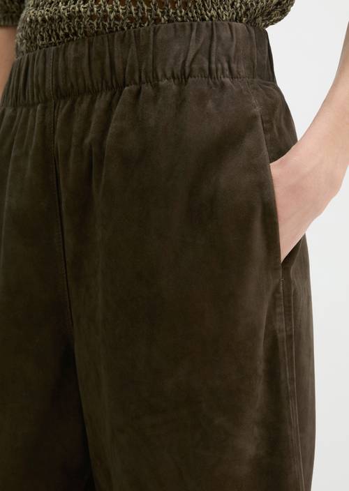 Relaxed culotte-style leather trousers Mossy Earth in detail view