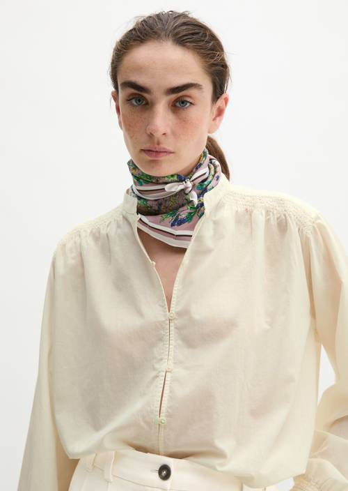Foulard en satin Light Pink porté sur le mannequin