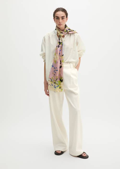 Schal mit Allover-Print Light Pink getragen am Model