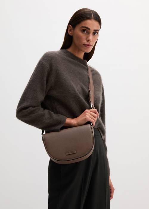 Umhängetasche Model Vika small Dark Walnut getragen am Model