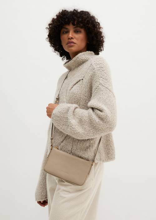 Taška přes rameno XS, model Fuana Earthy Taupe nošeno na modelu