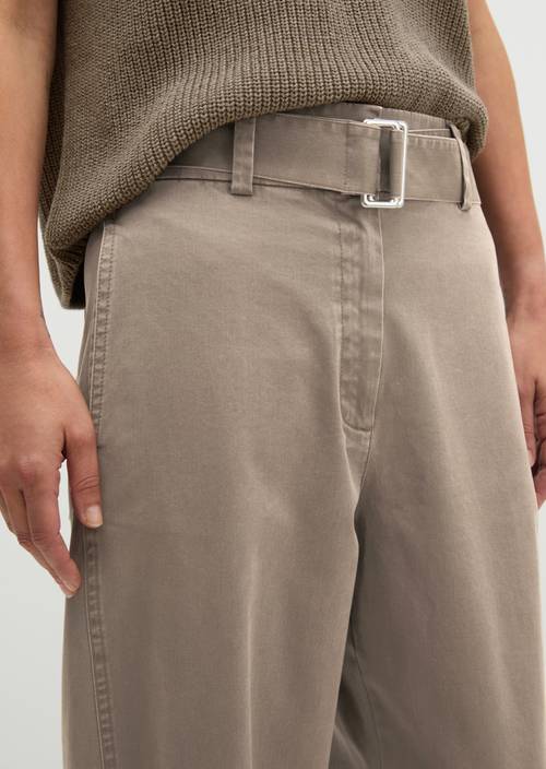 Barrel Pants mit Gürtel Stone Taupe in Detailansicht
