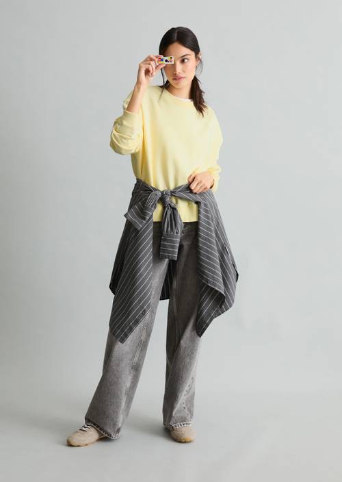 Sweatshirt Butter Yellow in front view