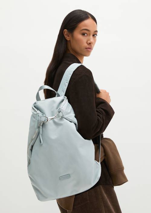 Sac à dos modèle Alexa medium Glacial Blue porté sur le mannequin